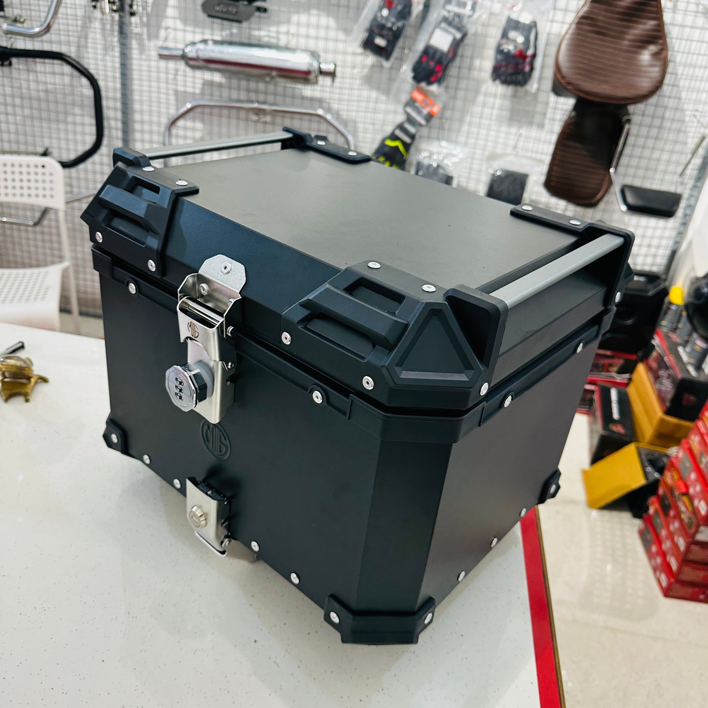 Moto Genius 45L Aluminium Top Box – Heavy-Duty Touring Luggage with Backrest, Straps, Reflectors, Base Plate & Fitting Kit