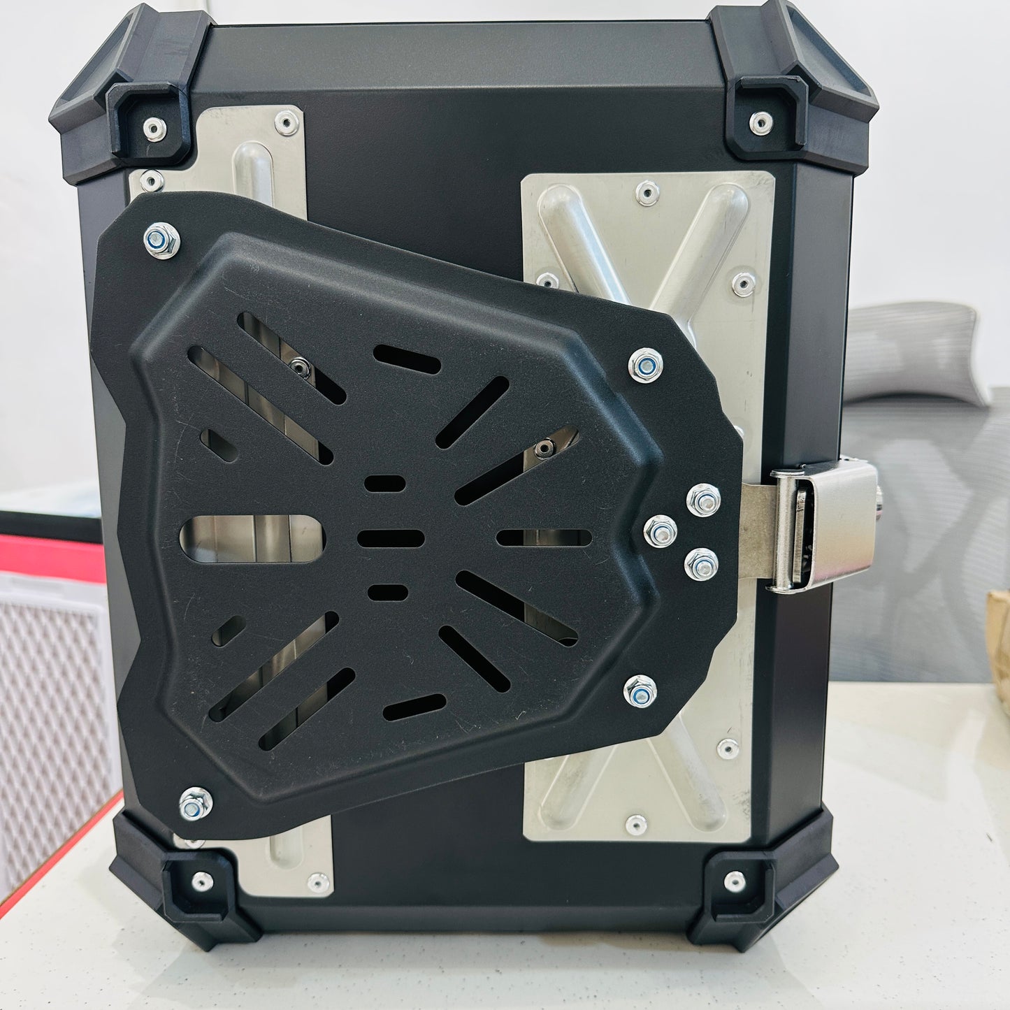 Moto Genius 45L Aluminium Top Box – Heavy-Duty Touring Luggage with Backrest, Straps, Reflectors, Base Plate & Fitting Kit